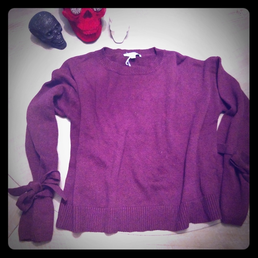 Gorgeous sweater with Ties at wrist